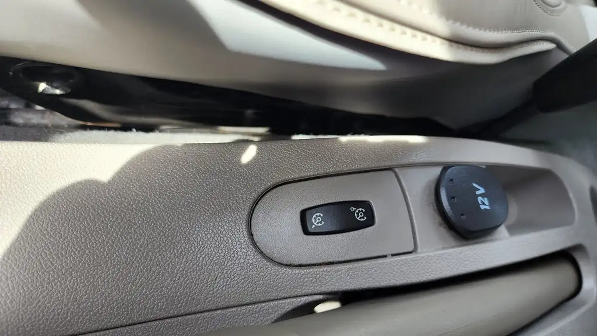 2010-renault-clio-16-initiale-tomtom-big-29