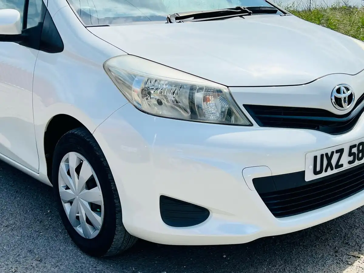 2015-toyota-yaris-big-15