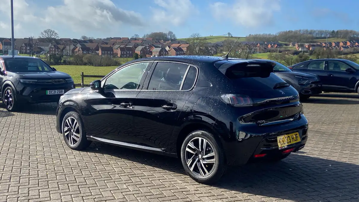 2023-peugeot-208-12-puretech-allure-premium-130ps-eat8-big-5