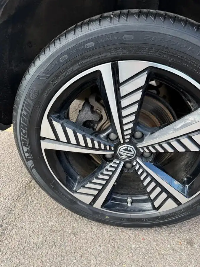 2021-mg-zs-suv-e-exclusive-ev-big-4