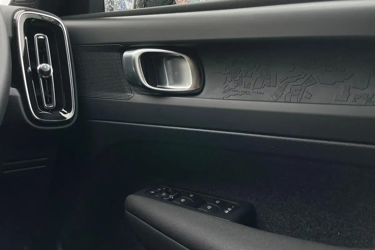 2023-volvo-xc40-e-twin-recharge-core-big-39