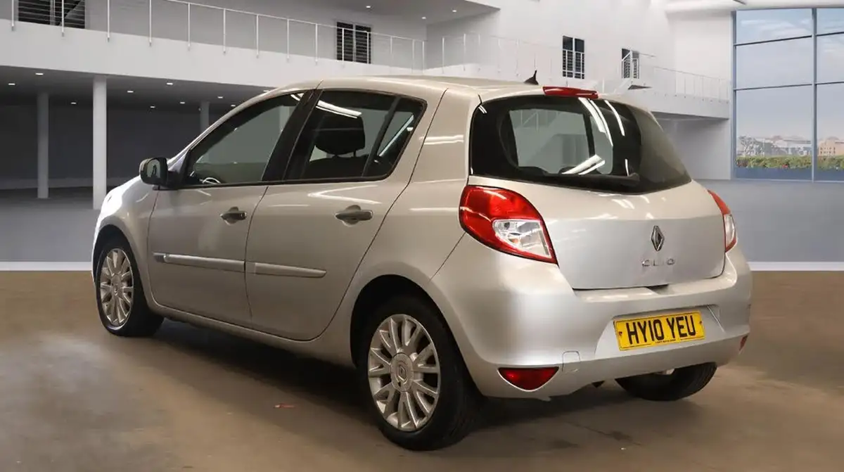 2010-renault-clio-12-dynamique-16v-100-hatchback-5d-big-2