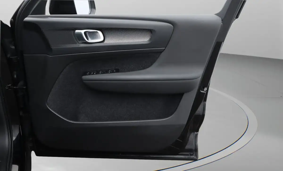 2022-volvo-xc40-20-b4-r-design-big-15