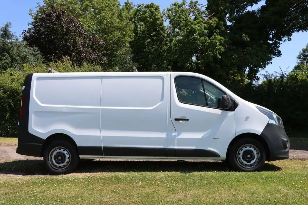 2015-vauxhall-vivaro-16cdti-2900-l2h1-115ps-refrigerated-van-big-3