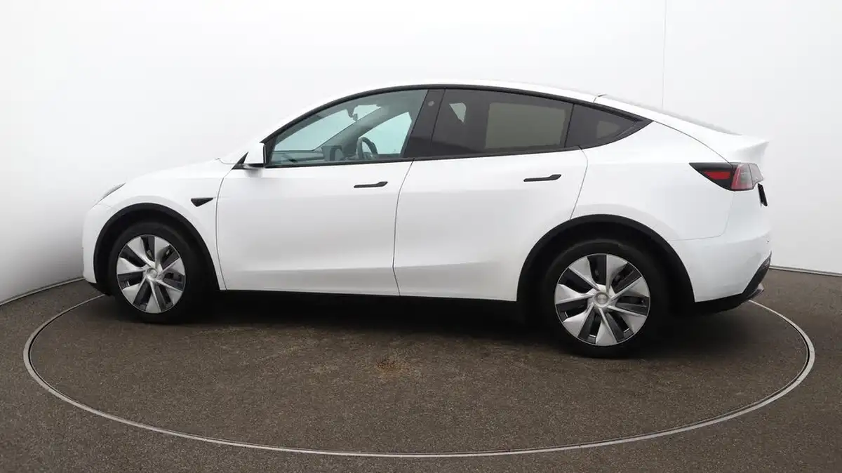 2022-tesla-model-y-e-long-range-big-50
