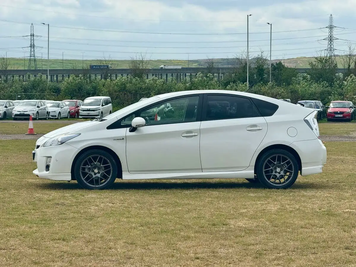 2011-toyota-prius-18-vvt-i-t-spirit-10th-anniversary-big-11