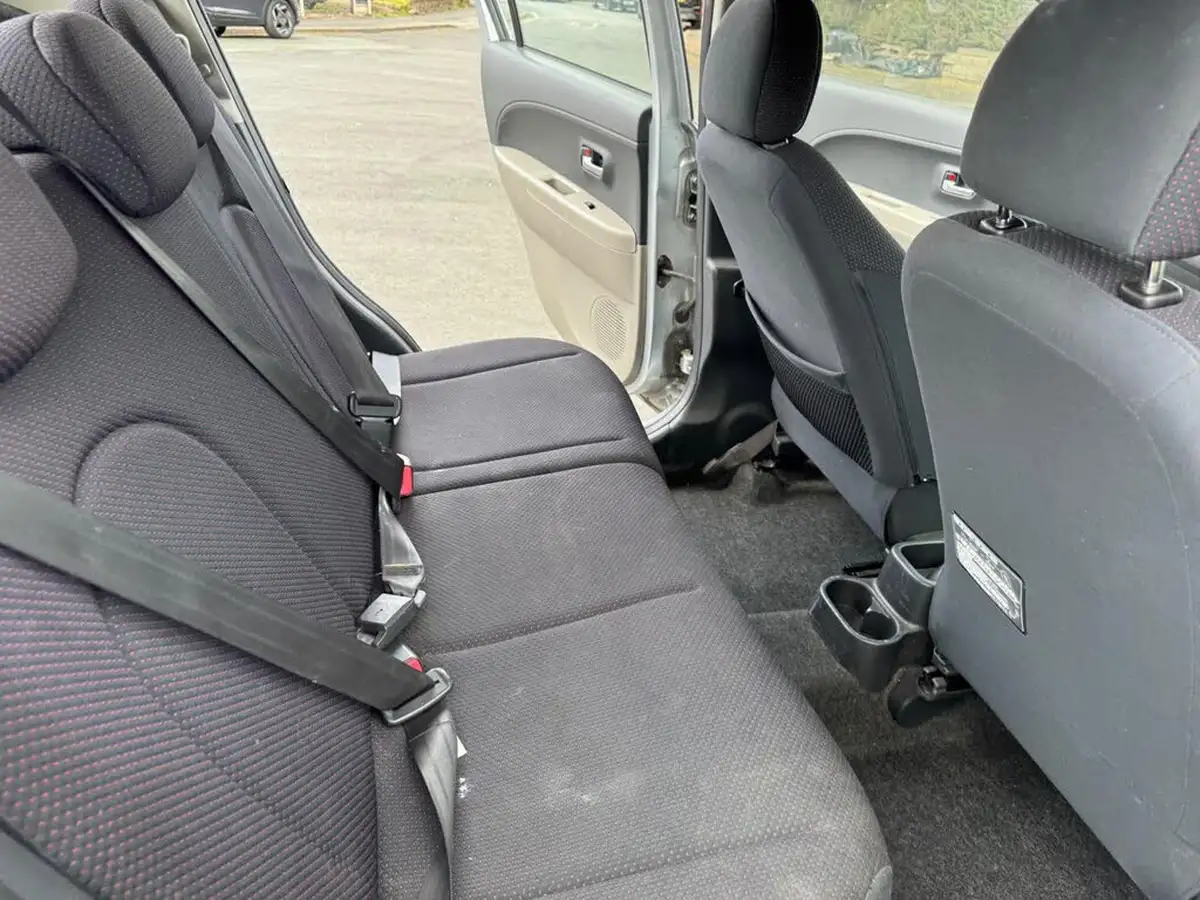2005-daihatsu-sirion-13-se-big-24