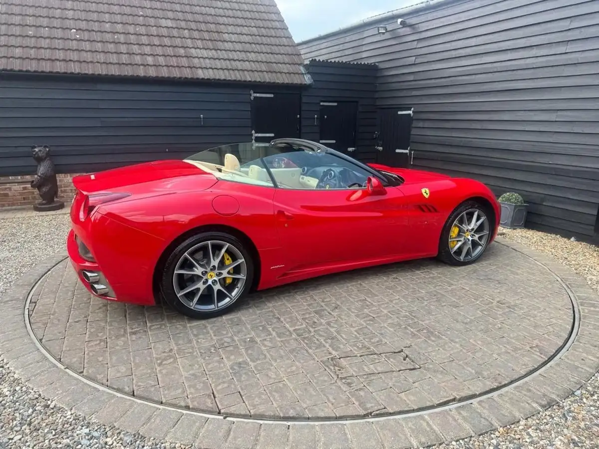 2010-ferrari-california-43-big-36