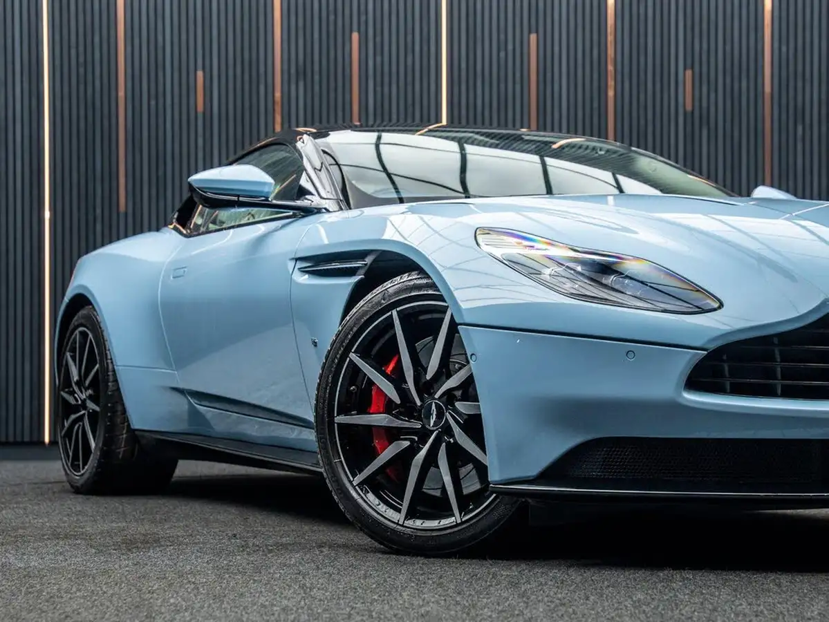 2016-aston-martin-db11-52-v12-big-6