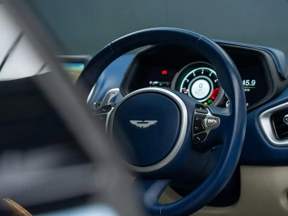 2016-aston-martin-db11-52-v12-big-30