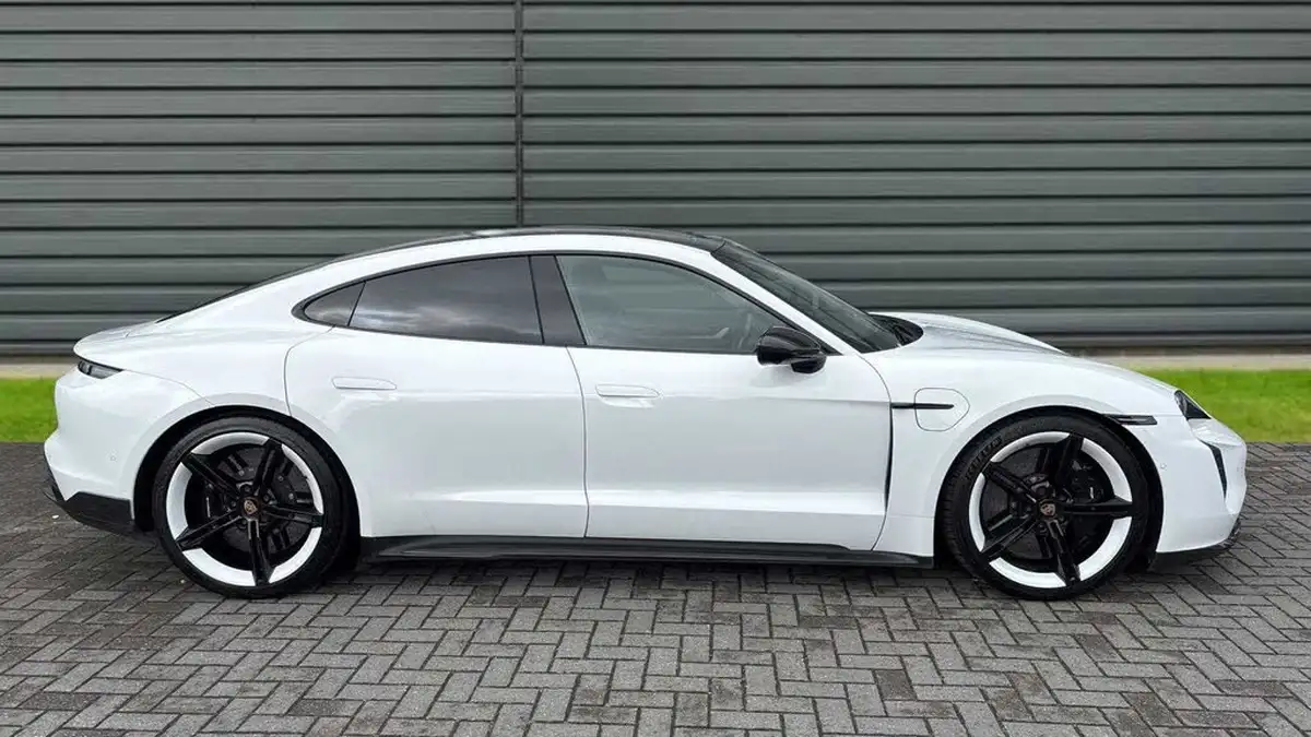 2020-porsche-taycan-e-turbo-s-big-3