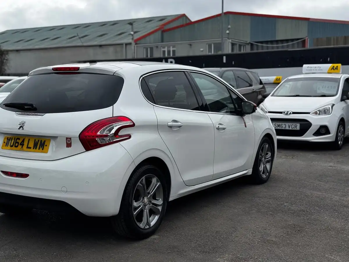 2014-peugeot-208-16e-hdi-roland-garros-big-7