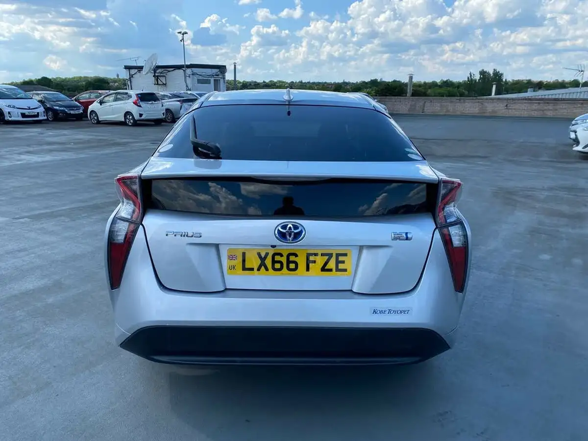2017-toyota-prius-hybrid-big-17