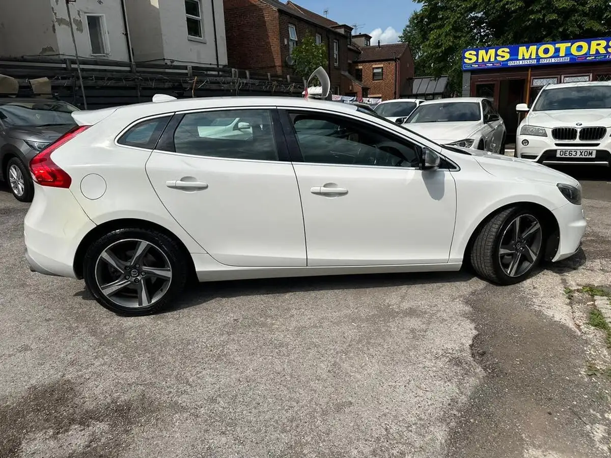 2013-volvo-v40-20td-d4-r-design-big-15