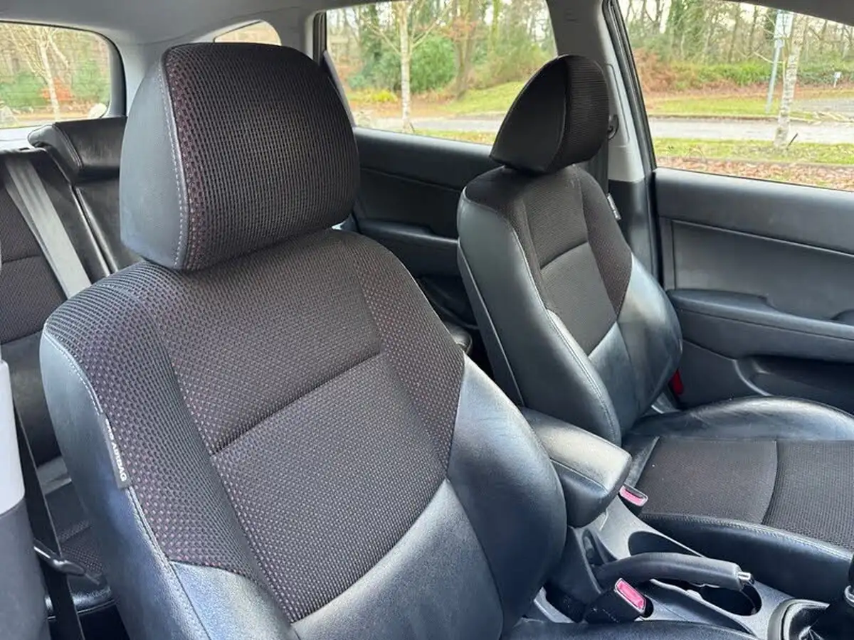2011-hyundai-i30-16td-premium-16crdi-leather-estate-big-20