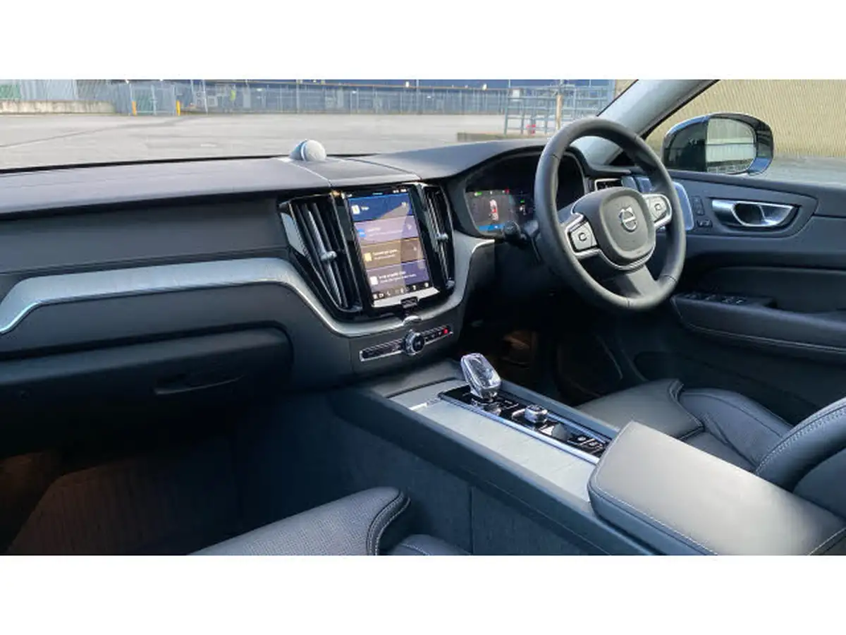 2024-volvo-xc60-20-t8-ultra-dark-big-3