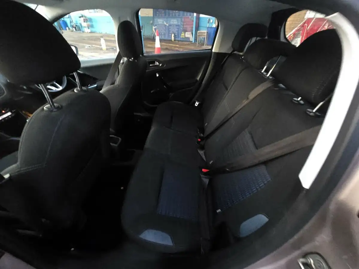 2013-peugeot-208-12-allure-5d-big-6