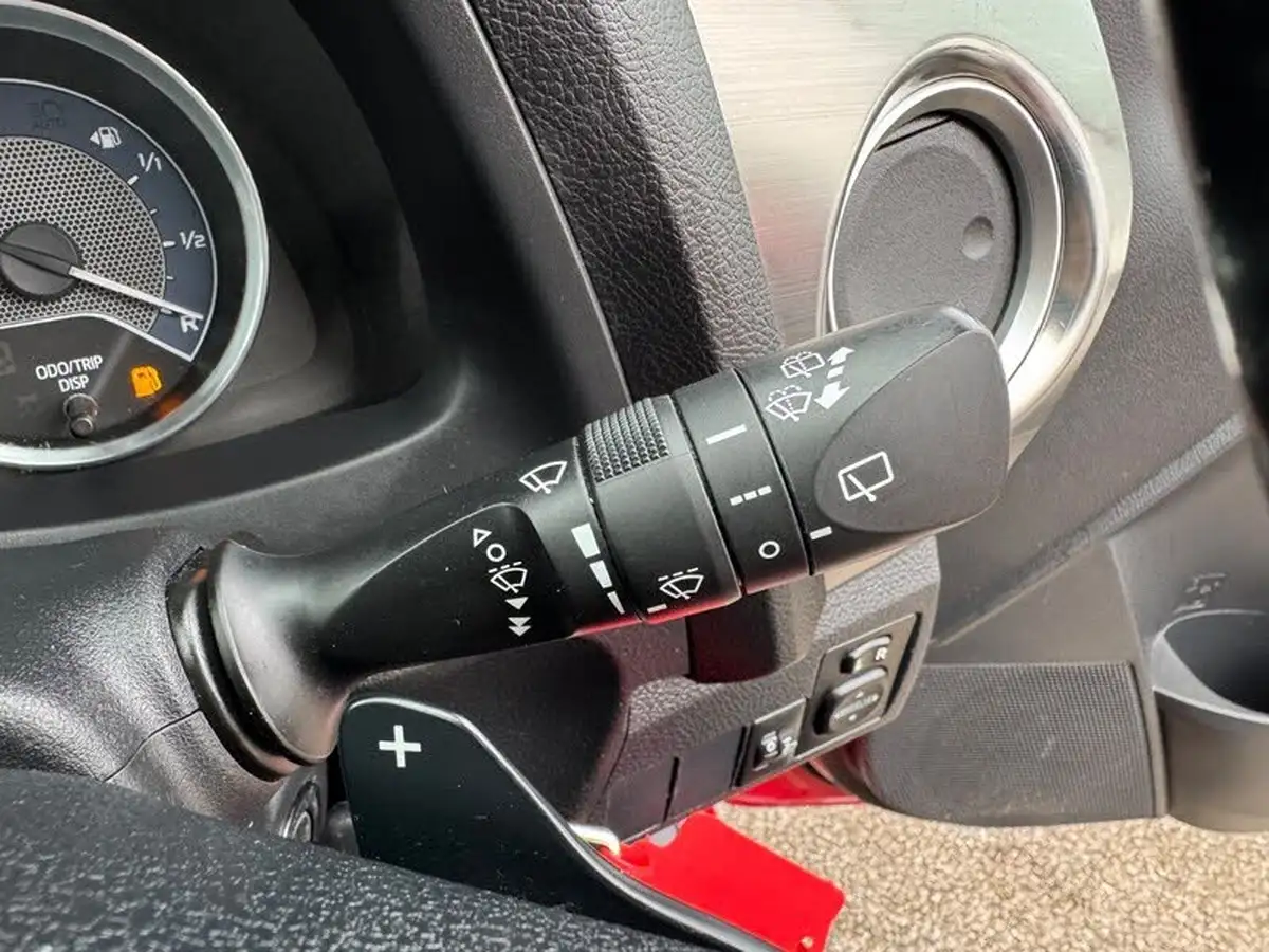 2014-toyota-auris-16-icon-hatchback-multidrive-s-big-28