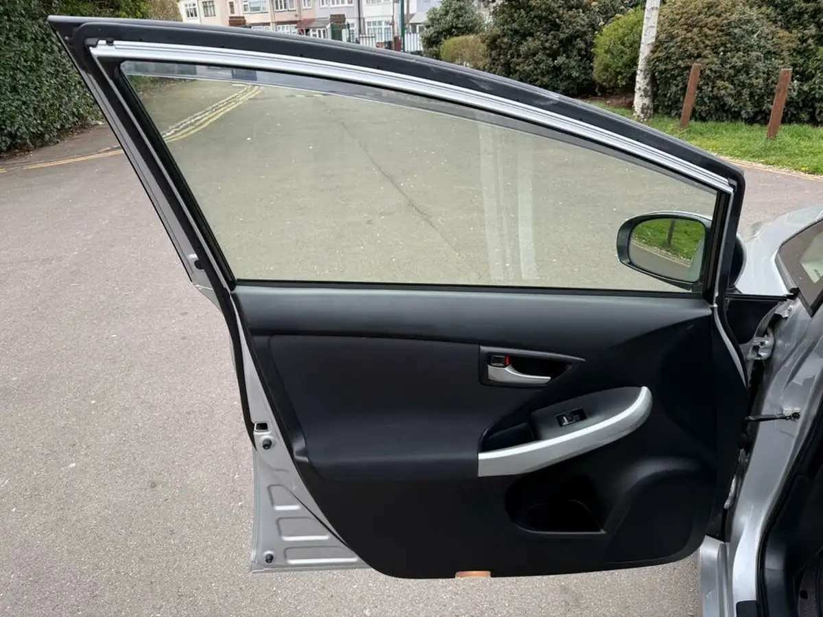 2014-toyota-prius-big-22