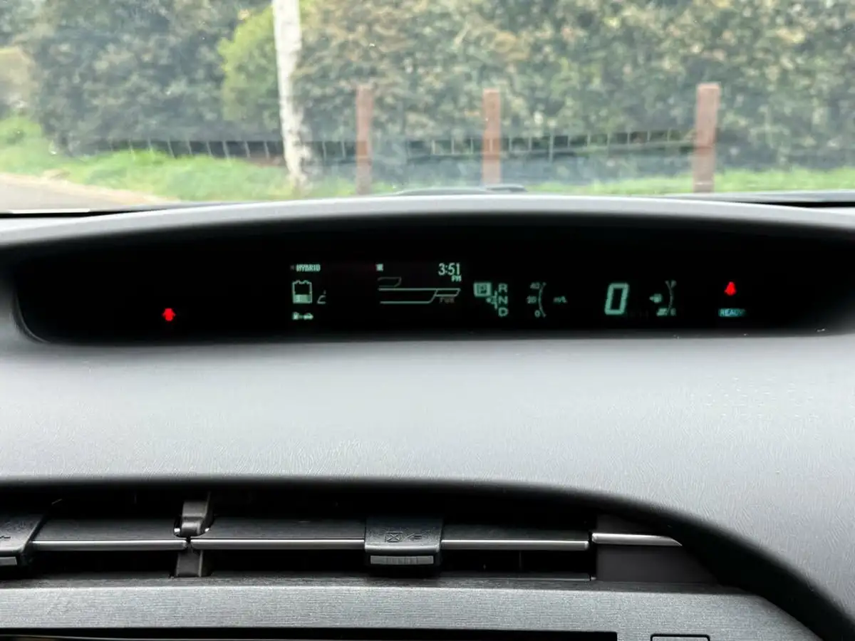 2014-toyota-prius-big-46