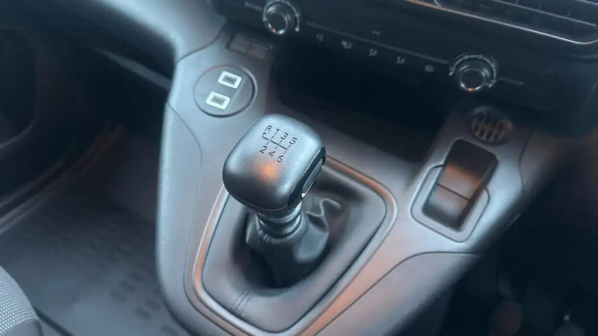 2024-peugeot-partner-15-bluehdi-professional-long-100pseu6d-crew-big-19
