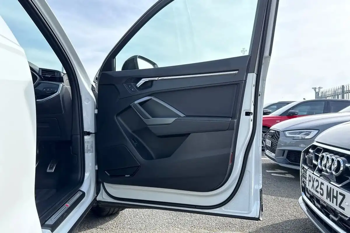 2025-audi-q3-15-35-tfsi-black-edition-station-wagon-s-tronic-big-42