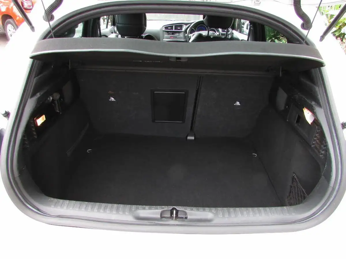 2013-citroen-ds4-16e-hdi-dstyle-big-9