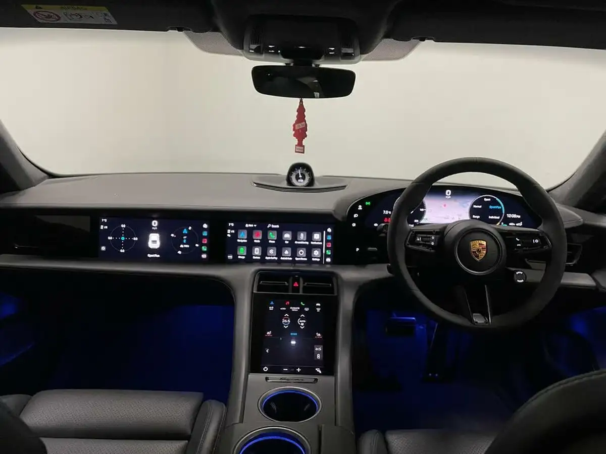 2020-porsche-taycan-e-turbo-big-11