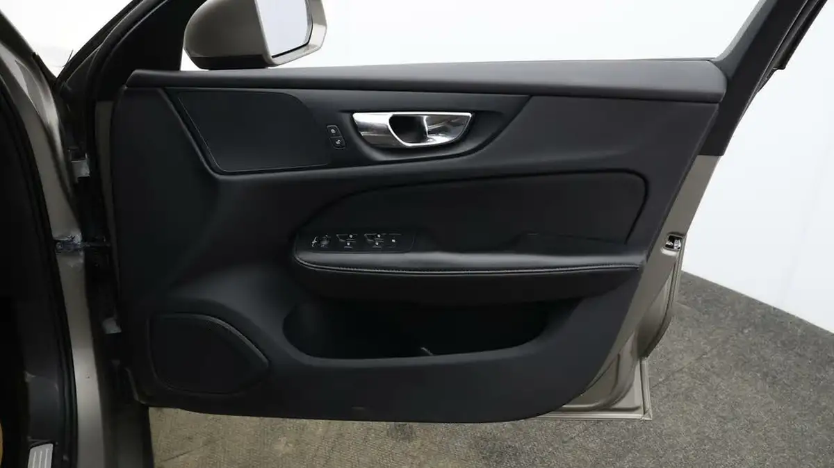 2018-volvo-v60-20td-d3-momentum-geartronic-big-14