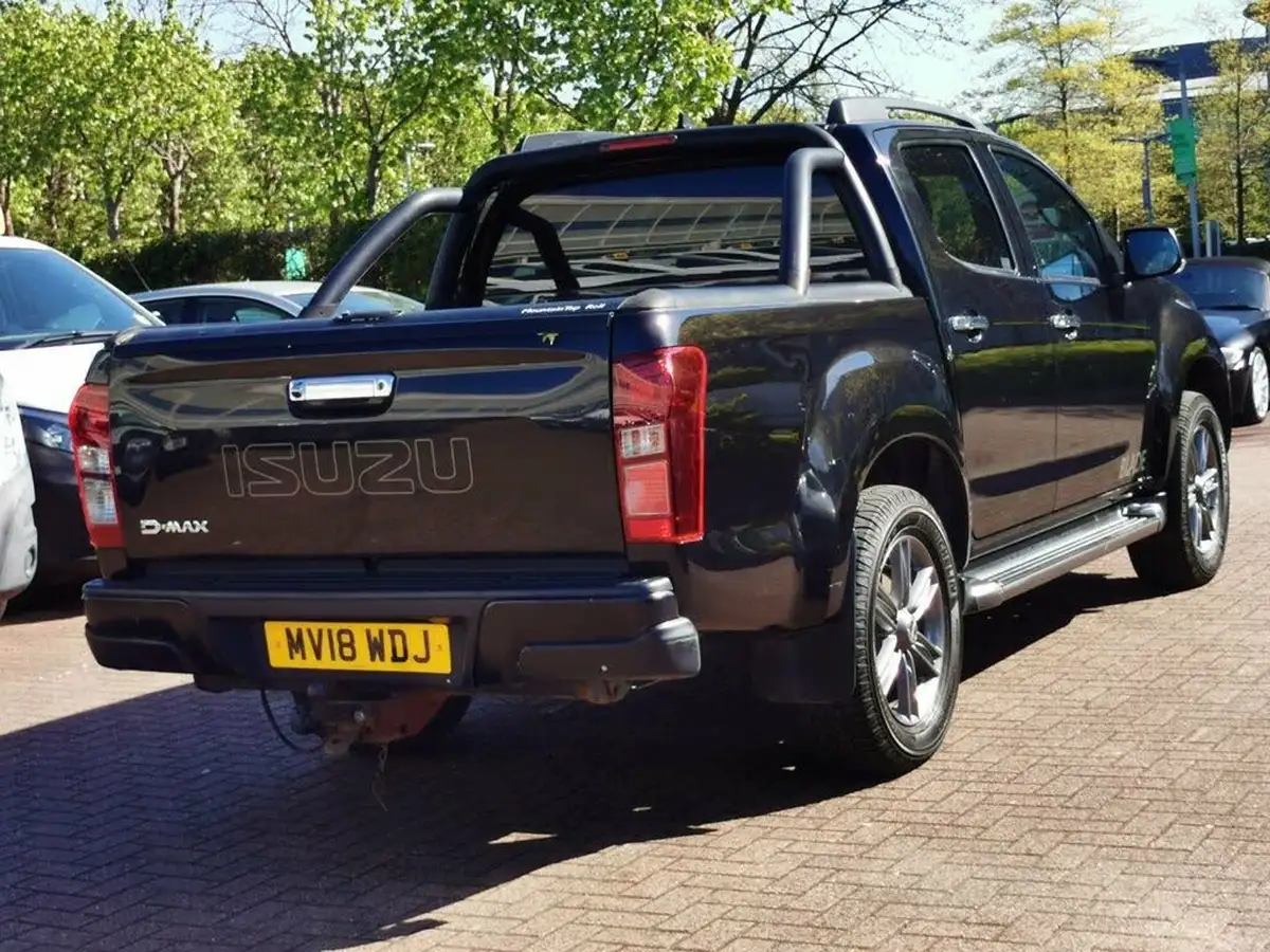 2018-isuzu-d-max-19td-blade-auto-big-3