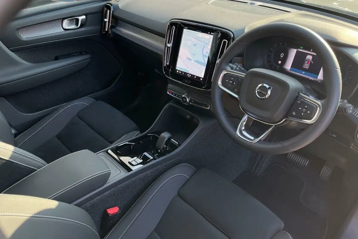 2024-volvo-xc40-20-b3-plus-big-4