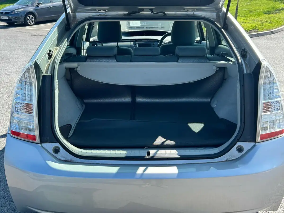 2011-toyota-prius-big-13