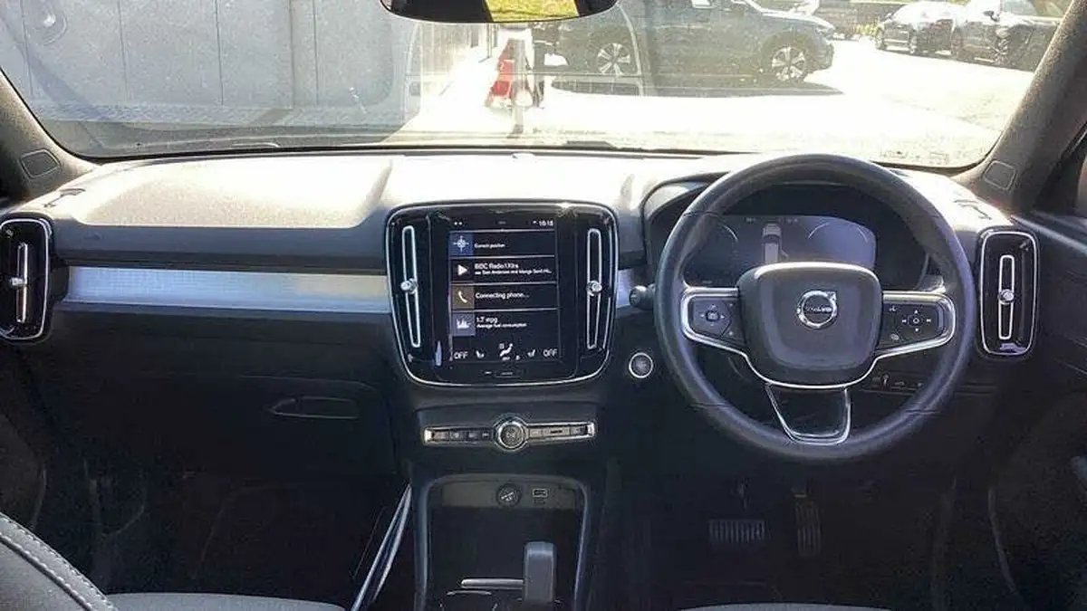 2022-volvo-xc40-15-t4-plus-big-19