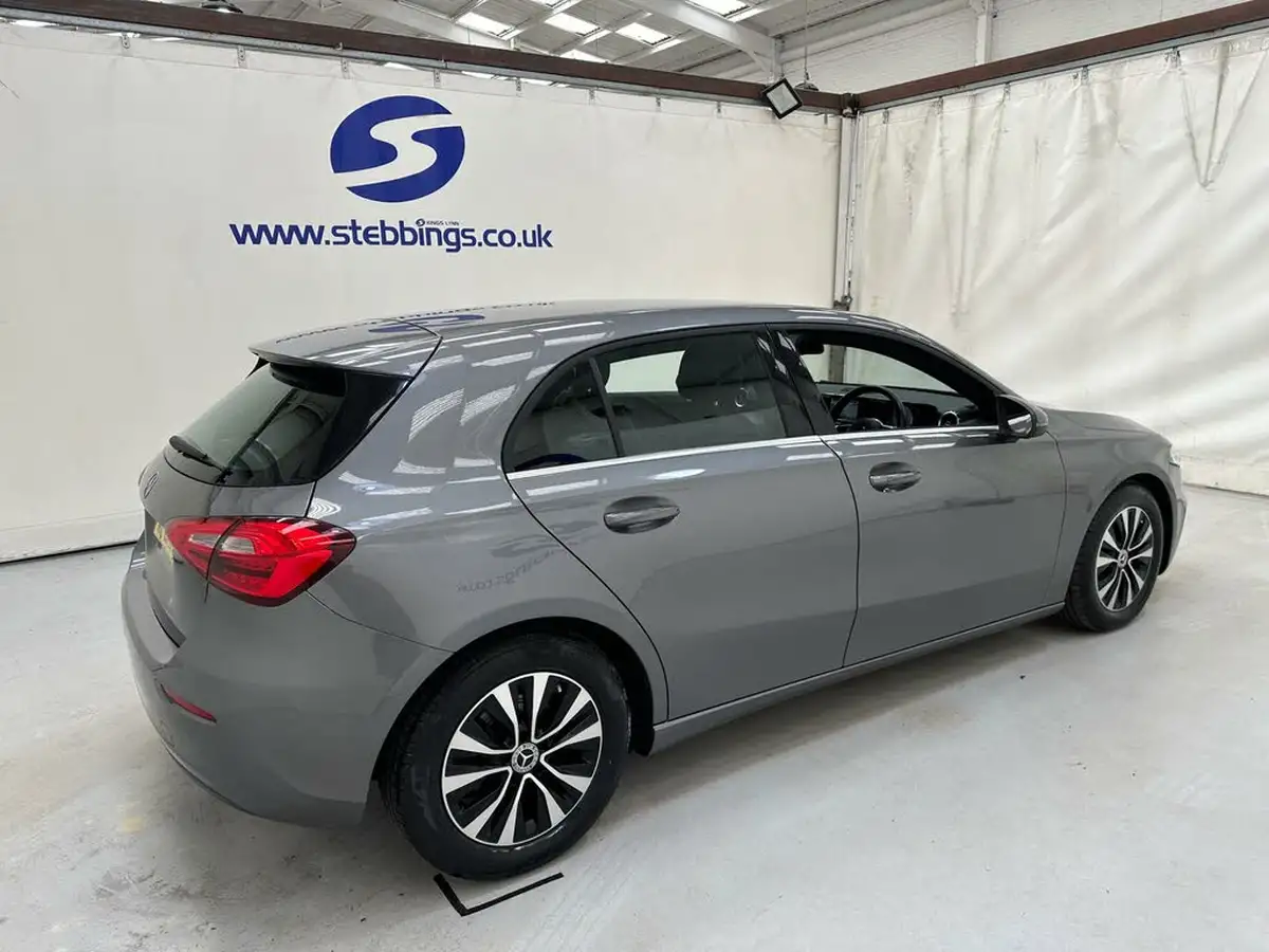 2021-mercedes-benz-a-class-13-a180-se-7g-dct-big-6