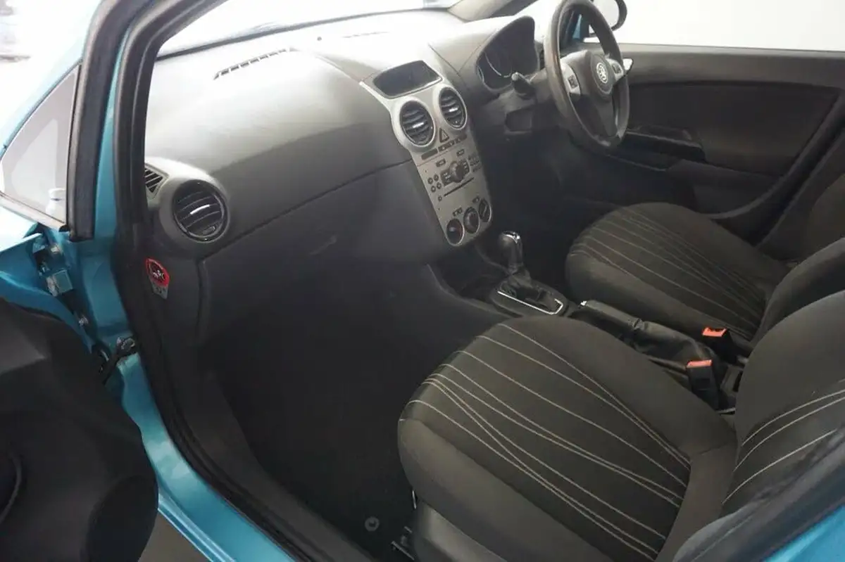 2010-vauxhall-corsa-14-exclusiv-100ps-5d-auto-big-16