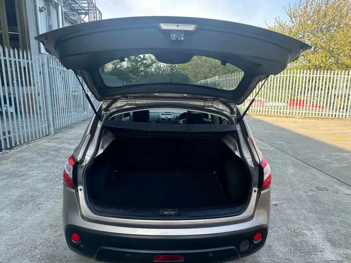 2013-nissan-qashqai-20-360-cvt-big-15