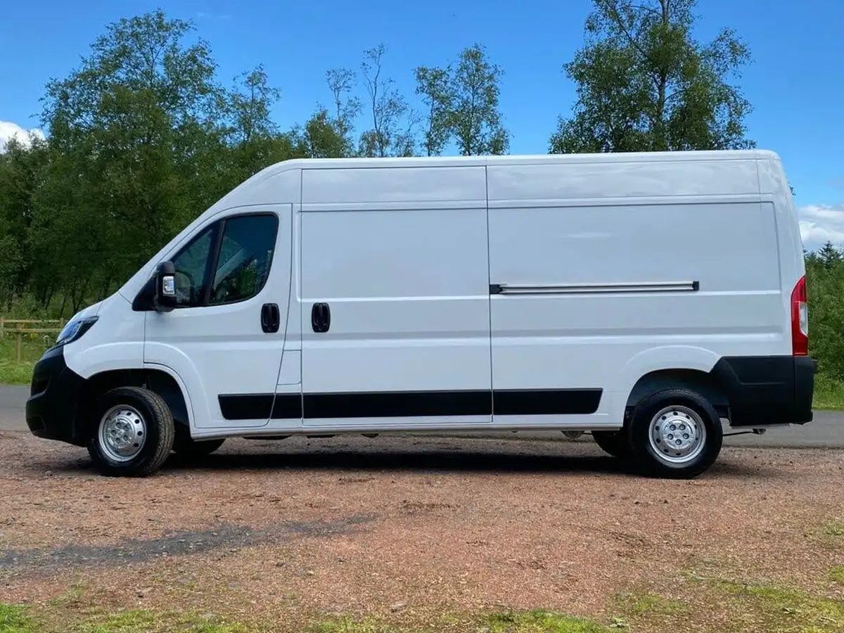 2024-peugeot-boxer-22-bluehdi-professional-premium-335-l3h2-panel-big-7