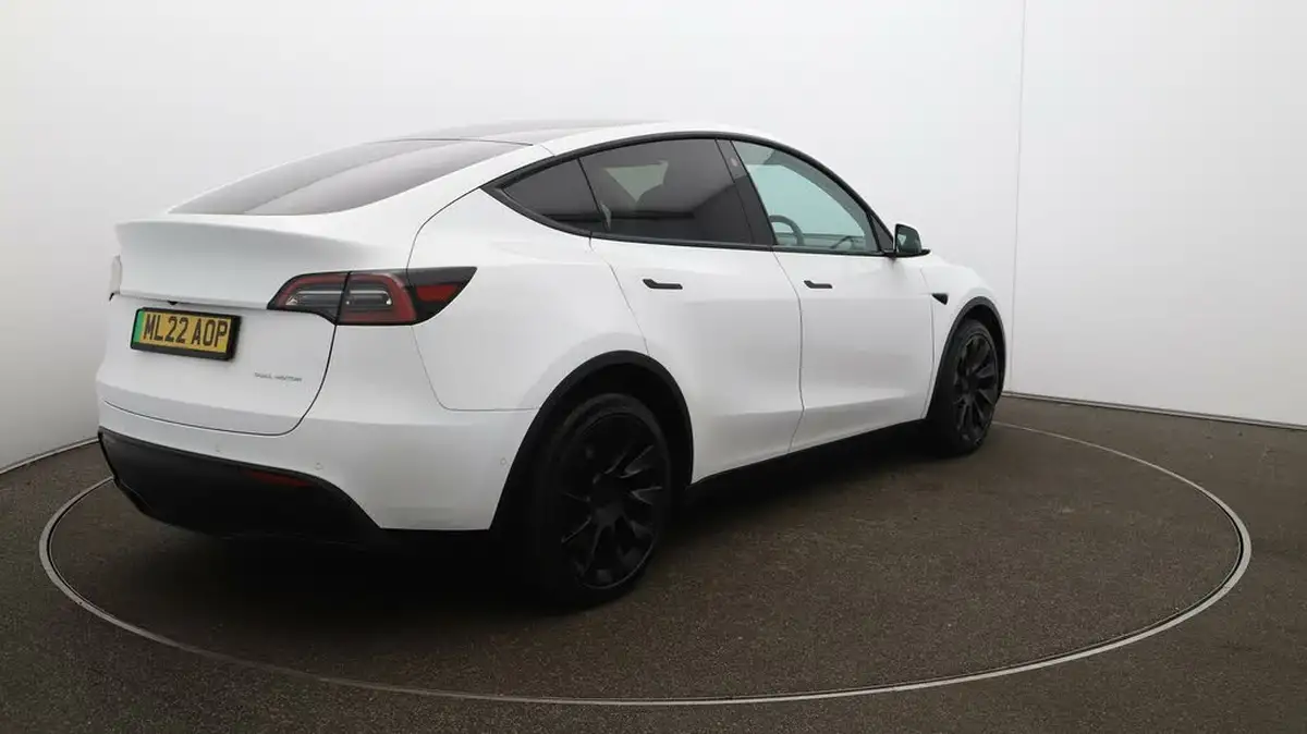 2022-tesla-model-y-e-long-range-big-7