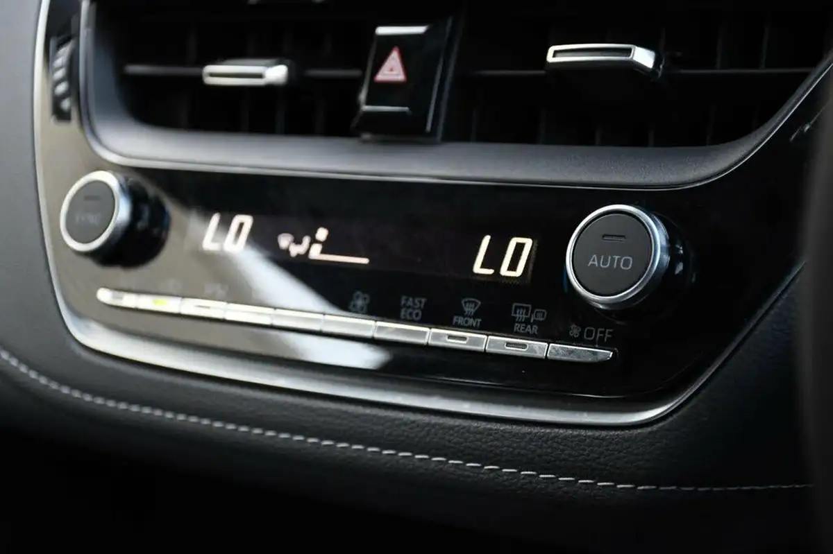 2024-toyota-corolla-18-vvt-i-icon-touring-sports-big-28