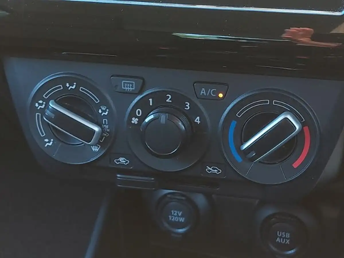 2020-suzuki-swift-12-dualjet-attitude-big-10
