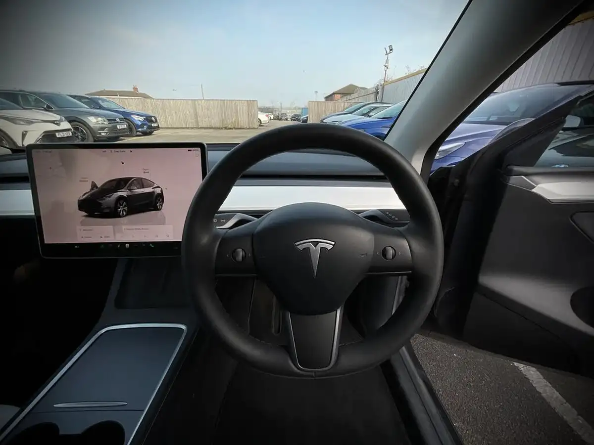 2022-tesla-model-y-e-long-range-big-22