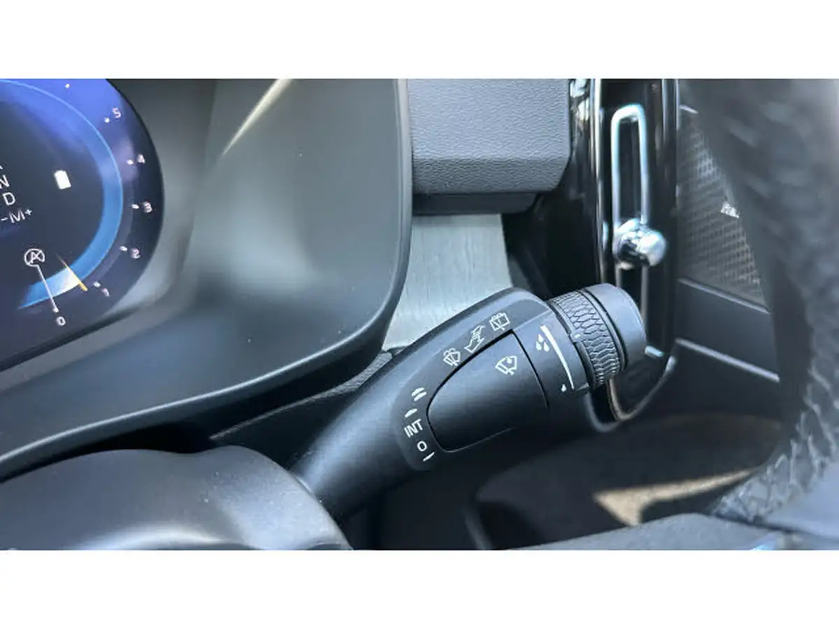 2024-volvo-xc40-20-b4-ultra-bright-big-24