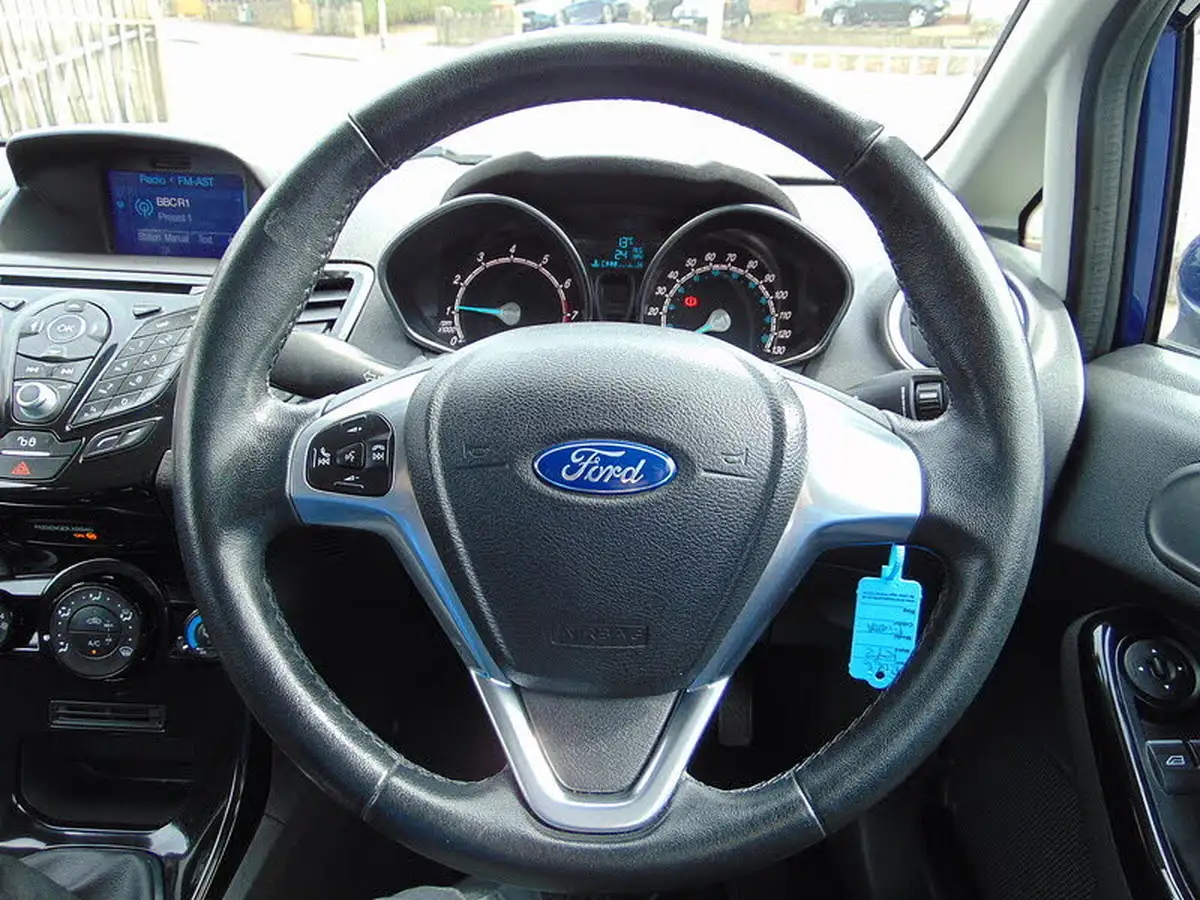 2016-ford-fiesta-125-zetec-3d-big-21