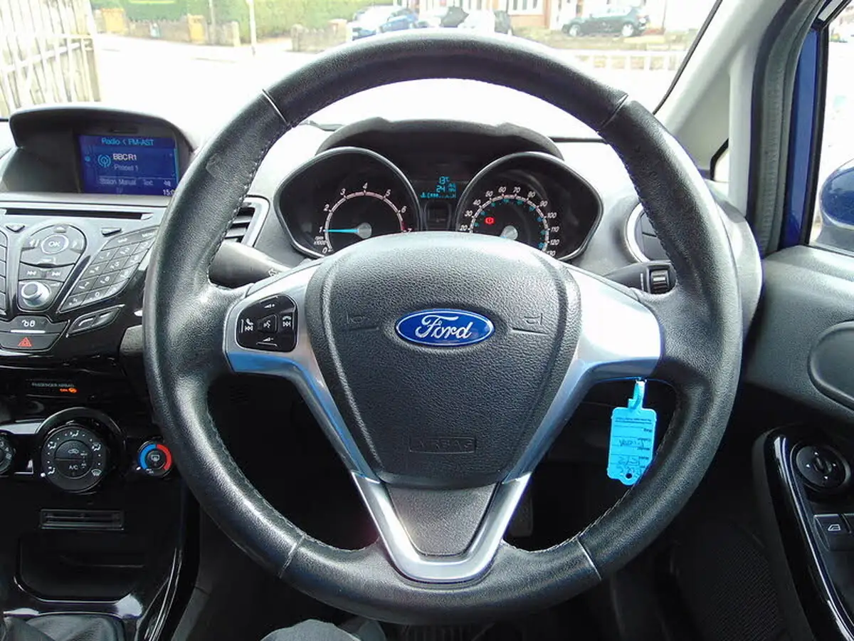 2016-ford-fiesta-125-zetec-3d-big-17