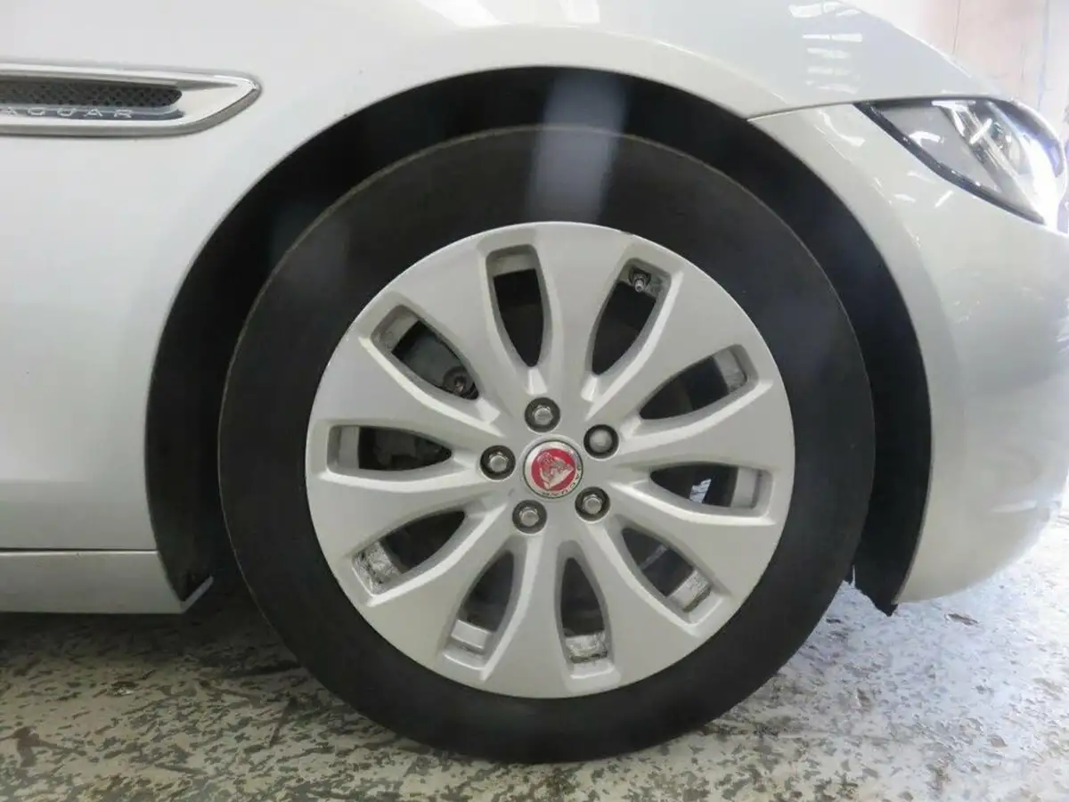 2015-jaguar-xe-20td-portfolio-163ps-auto-big-50
