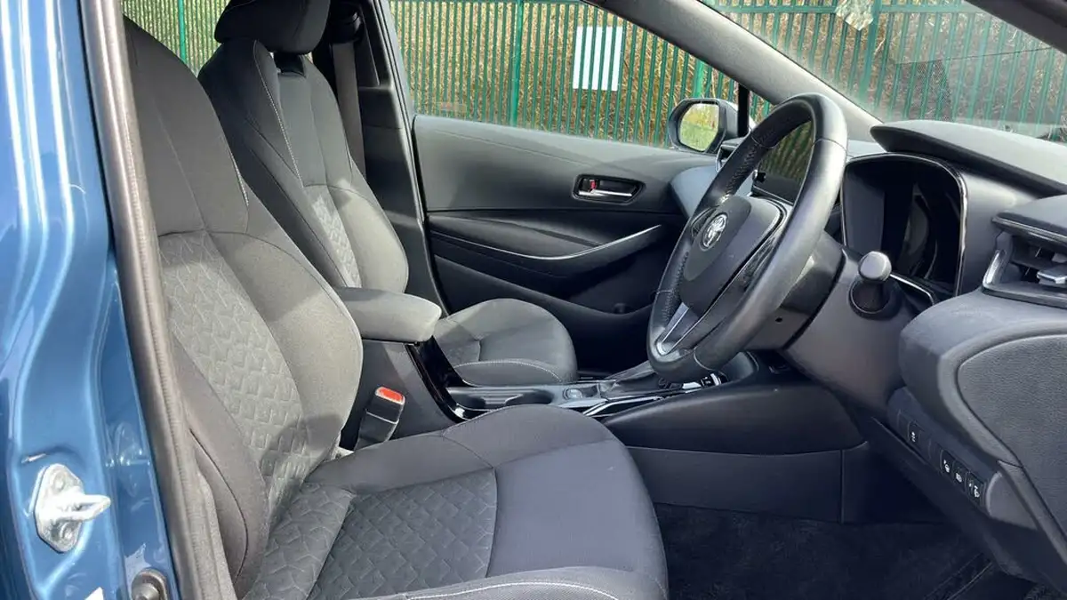 2022-toyota-corolla-18-vvt-i-icon-tech-trk-hatchback-5d-big-10