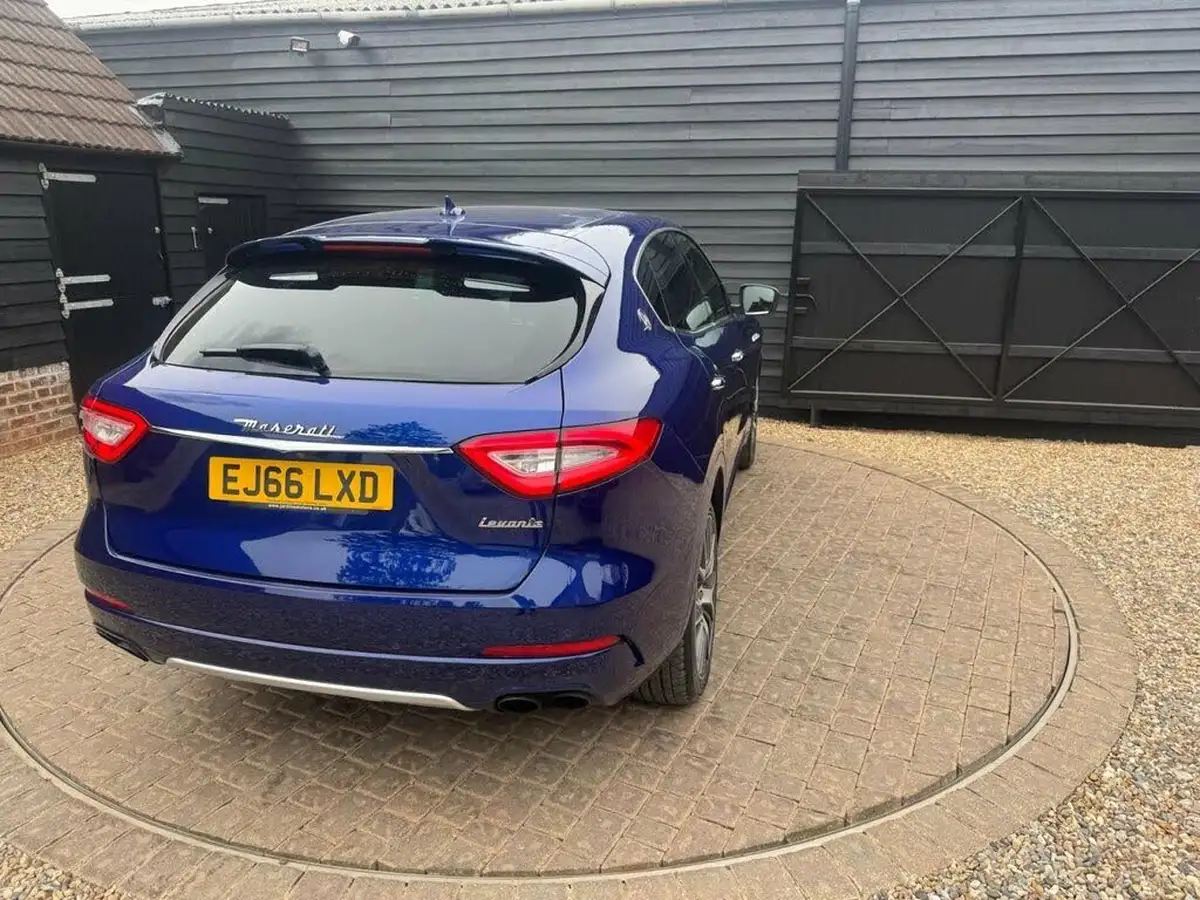2017-maserati-levante-30td-4x4-no-trim-big-10