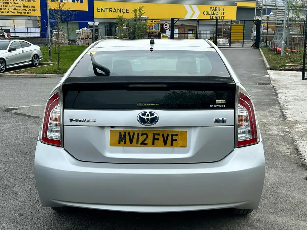 2012-toyota-prius-big-10