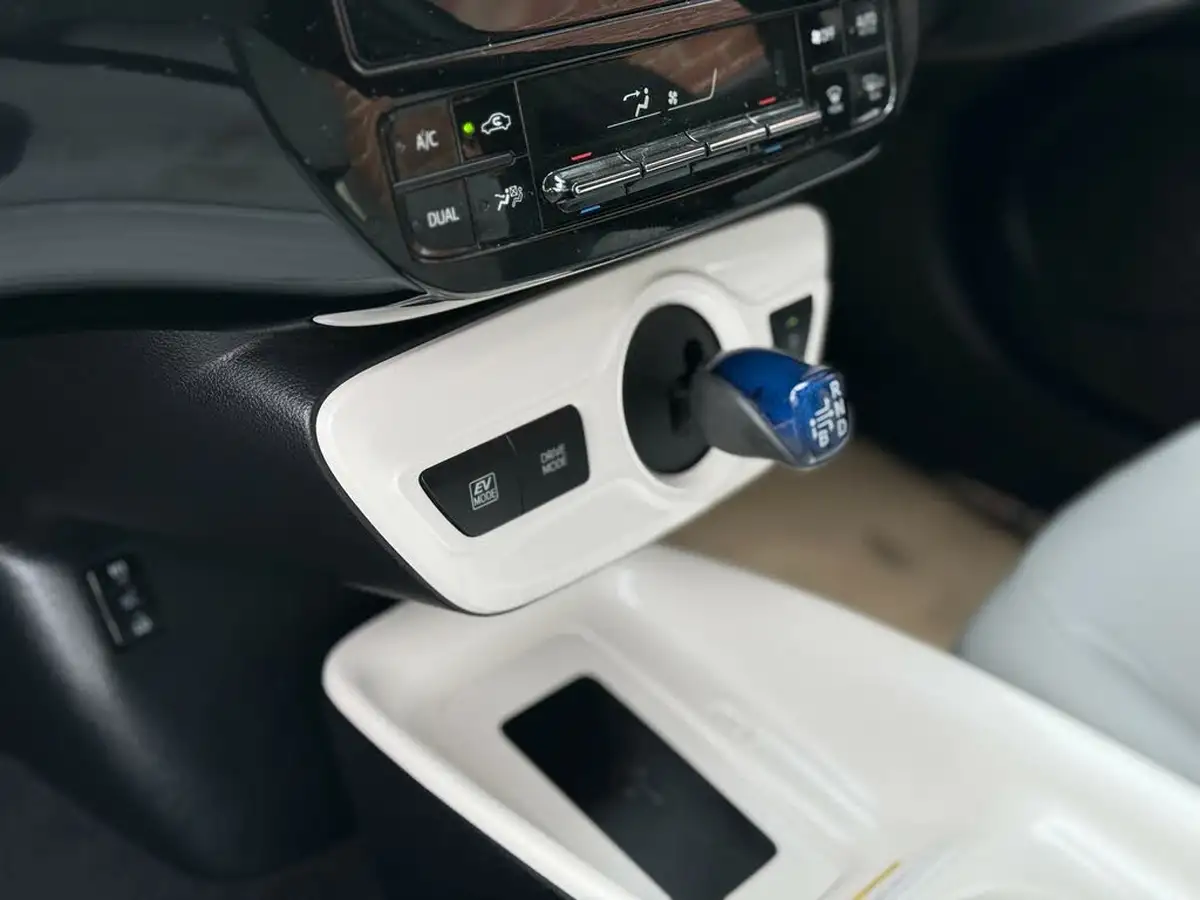 2016-toyota-prius-18-vvt-i-excel-big-35