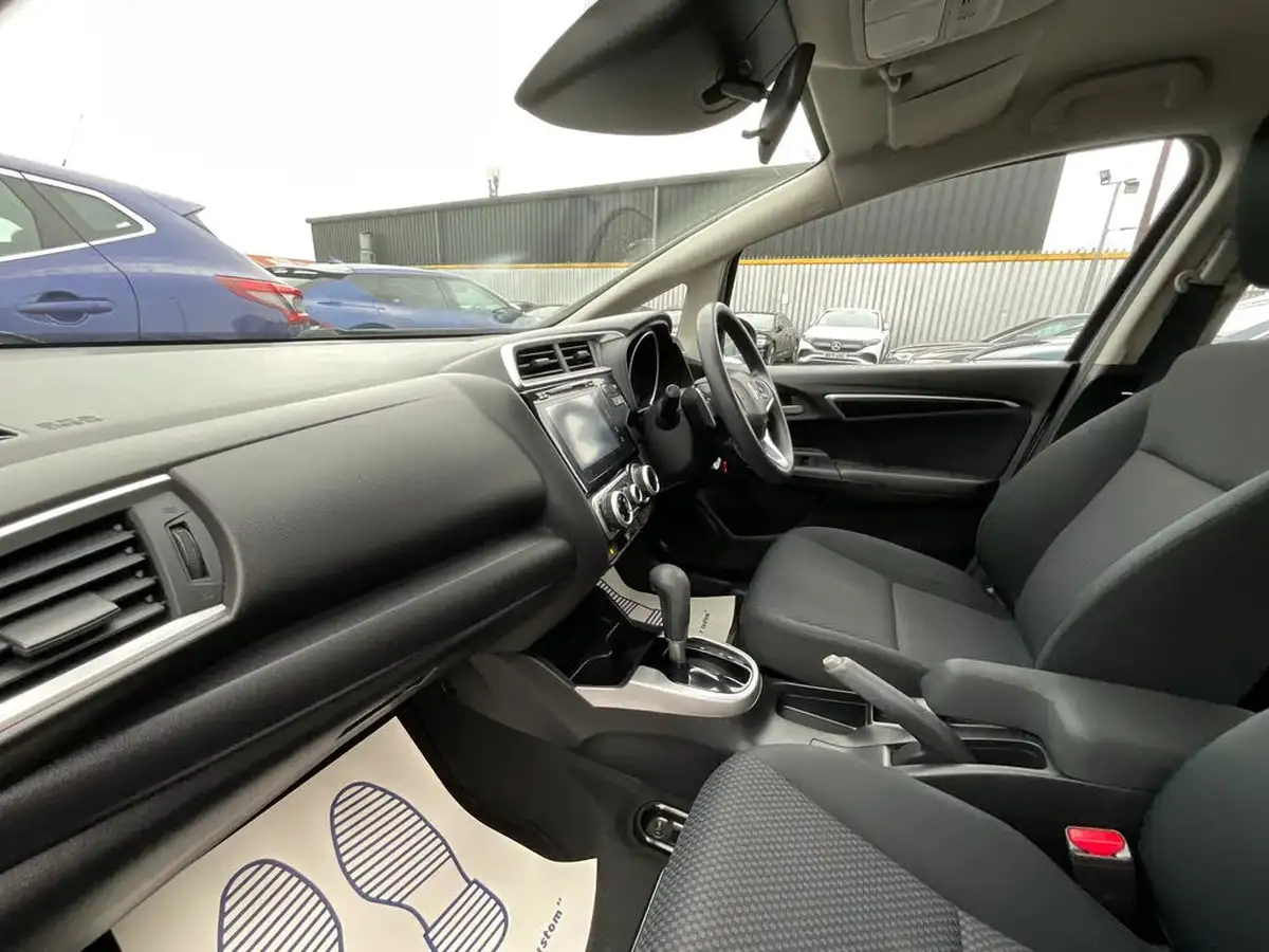 2019-honda-jazz-13-i-vtec-se-cvt-big-15